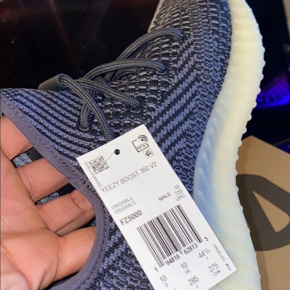 Yeezy Boost 350 v2 “Carbon” - Picture 4 of 4
